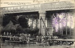 CPA Militaria Angers Exercices de pontage par le Genie sur le Loir pres Angers