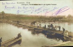 CPA Militaria Compiegne Pont de bateaux installe par le Genie Francais