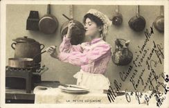 Postal Mujer la pequeña cocina