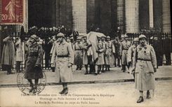 CPA Paris Fetes du cinquantenaire de la Republique Hommage au Poilu inconnu et a Gambetta La sortie du Pantheon du corps du Poilu inconnu