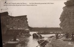 CPA Militaria Le pont de Triport pres de Meaux Une auto allemande tomba a l'eau 