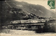CPA Militaria Montmelian Le lancement d'un pont sur l'Isere en une heure par le 4eme Genie Passage des mitrailleuses du 4eme Dragons