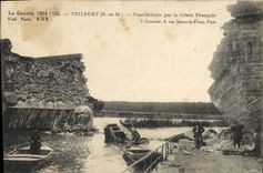 CPA Militaria Le pont de Triport pres de Meaux Une auto allemande tomba a l'eau