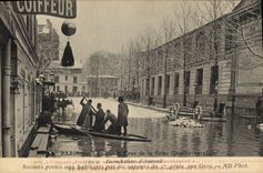 CPA Militaria Paris Inondations la grande Crue de la Seine Secours portes aux habitants par les sapeurs du 1er genie Rue Gros Coiffeur