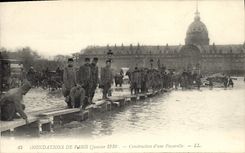 CPA Militaria Inondations de Paris Janvier 1910 Construction d'une passerelle