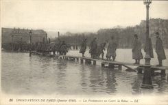 Vintage Postcard Militaria Floods of Paris January 1910 pontoniers with the Course the Queen
