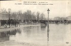 CPA Militaria Paris Crue de la Seine Esplanade des Invalides Pont detruit par le Genie