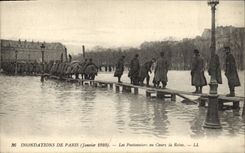 CPA Militaria Inondations de Paris Janvier 1910 Les pontonniers au Cours la Reine