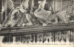 CPA Dijon Le musee Le tombeau de Jean sans Peur et de Marguerite de Baviere Les lions 