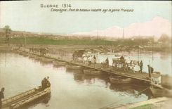 CPA Militaria Compiegne Pont de bateaux installe par le genie francais 