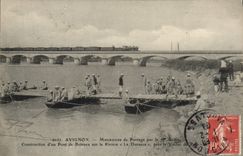 CPA Militaria Avignon Manoeuvres de pontage par le 7eme genie Construction d'un pont de bateaux sur la riviere la Durance pres le viaduc Train
