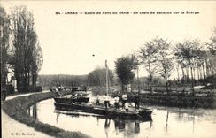 CPA Militaria Arras Ecole de pont du Genie Un train de bateaux sur la Scarpe