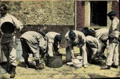 CPA Cuisine Les plaisirs de la caserne Corvee de vaisselle Les plongeurs 