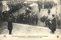 CPA Les zeppelins sur Paris Les funerailles nationales des victimes 