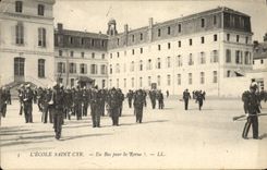 CPA Ecole Saint Cyr En bas pour la revue ! Militaria