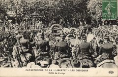 CPA Bateau Catastrophe du Liberte Les obseques Defile du cortege 