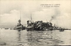 CPA Bateau L'explosion de la Liberte Le cuirasse apres l'explosion 