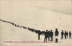 CPA Militaria Chasseurs alpins Un bataillon de chasseurs alpins traversant le glacier du Mont de Lans 