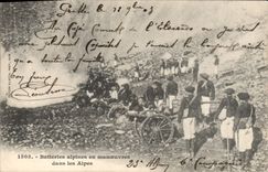 CPA Militaria Chasseurs alpins Batteries alpines en manoeuvres dans les Alpes 