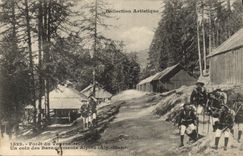 CPA Militaria Chasseurs alpins Foret du Tournairet Un coin des baraquements Alpins