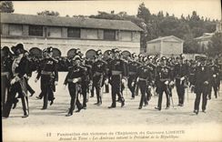 CPA Bateau Funerailles des victimes de l'explosion du cuirasse Liberte Arsenal de terre les amiraux suivent le President de la Republique
