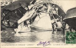 CPA Bateau La catastrophe du Cuirasse Liberte La recherche des cadavres