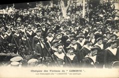 CPA Bateau Obseques des victimes du Liberte Les rescapes du Liberte au cortege