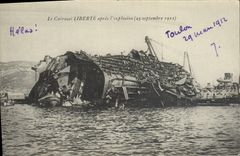 CPA Bateau Le cuirasse Liberte apres l'explosion