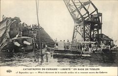 CPA Bateau Catastrophe du Liberte en rade de Toulon Mise a decouvert de la tourelle arriere ou se trouvent encore des cadavres