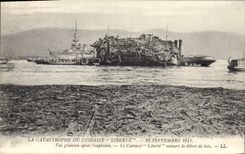 CPA Bateau Catastrophe du Liberte Vue generale apres l'explosion Le cuirasse Liberte entoure de debris de bois