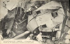 CPA Bateau Catastrophe du Liberte Tourelle de 240 babord avant renversee sur le pont arriere