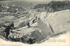 CPA Militaria Chasseurs Alpins en manoeuvres dans les Alpes Un sauvetage