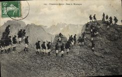 CPA Militaria Chasseurs Alpins Dans la montagne