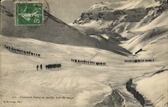 CPA Militaria Chasseurs Alpins en marche dans les neiges