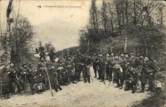 CPA Militaria Chasseurs Alpins en campagne