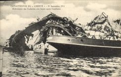 Vintage Postcard Boat Catastrophe of Freedom Removal of the corpses one hour before the explosion