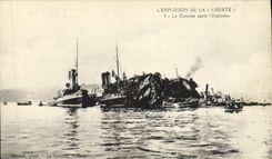 CPA Bateau L'explosion de la Liberte Le cuirasse apres l'explosion