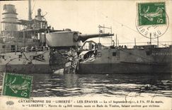 CPA Bateau La catastrophe du Liberte Les epaves