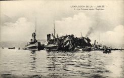 CPA Bateau L'explosion du Liberte Le cuirasse apres l'explosion