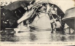 CPA Bateau La catastrophe du Liberte La recherche des cadavres