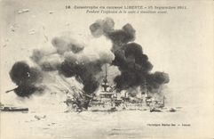 CPA Bateau La catastrophe du Liberte Pendant l'explosion de la soute a munitions avant