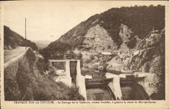 CPA Electricite Travaux sur la Truyere Le barrage de la CAdenne vannes fermees a gauche la route de Mur de Barrez