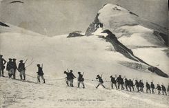 CPA Militaria Chasseurs Alpins sur un glacier