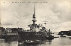 CPA Bateau Port militaire de Brest Entree du cuirasse Leon Gambetta