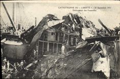 CPA Bateau Catastrophe du Liberte Deblaiement des passerelles