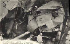 CPA Bateau Catastrophe du Liberte Tourelle de 240 babord avant renversee sur le pont arriere 