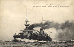 CPA Bateau Liberte Cuirasse a tourelles pendant ses essais a outrance 