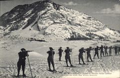 CPA Militaria Chasseurs Alpins Ecole de ski de Briancon Ligne de skieurs tirant debout
