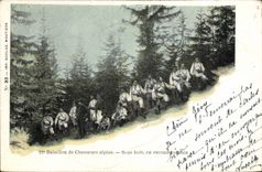 CPA Militaria Chasseurs Alpins 22eme bataillon de chasseurs alpins Sous bois en reconnaissance
