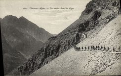 CPA Militaria Chasseurs Alpins Un sentier dans les Alpes